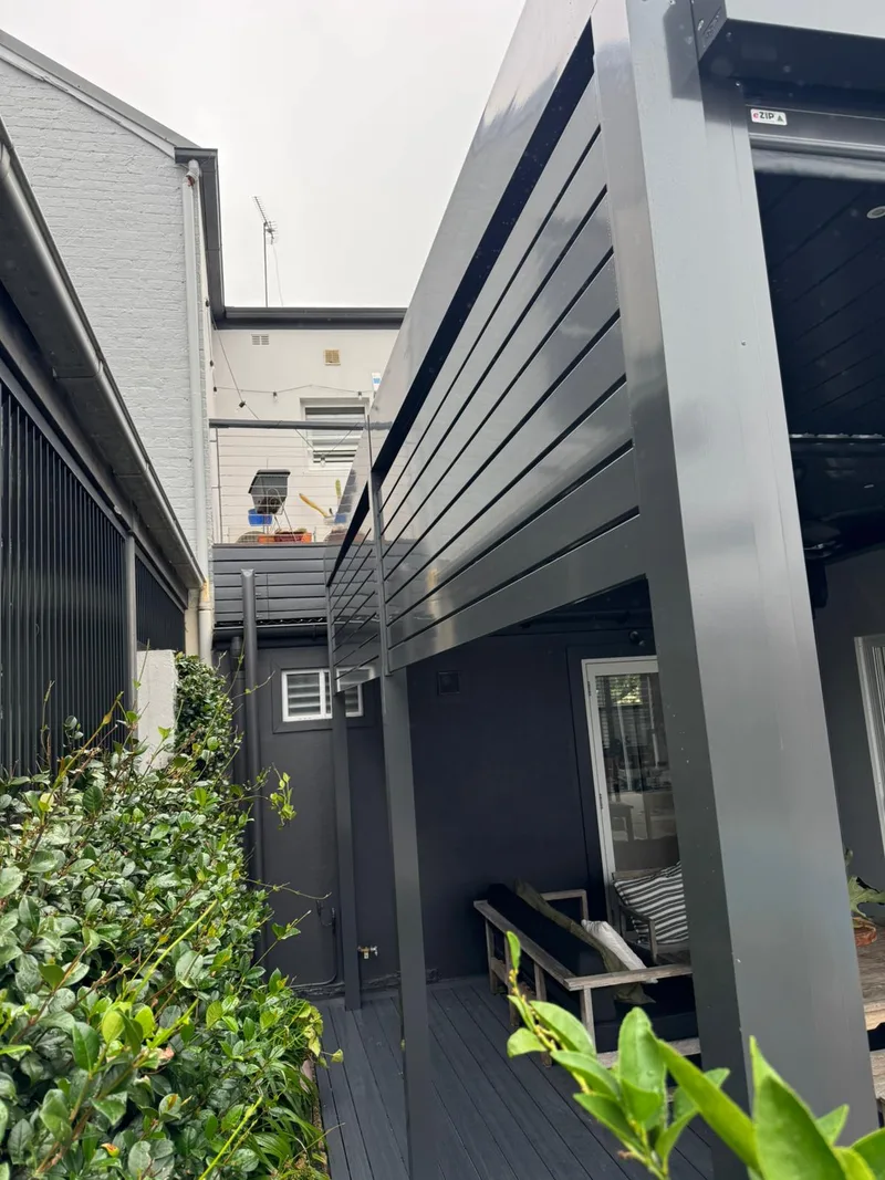 Aluminium privacy screen and louvre patio in a courtyard alfresco — Penrith, NSW